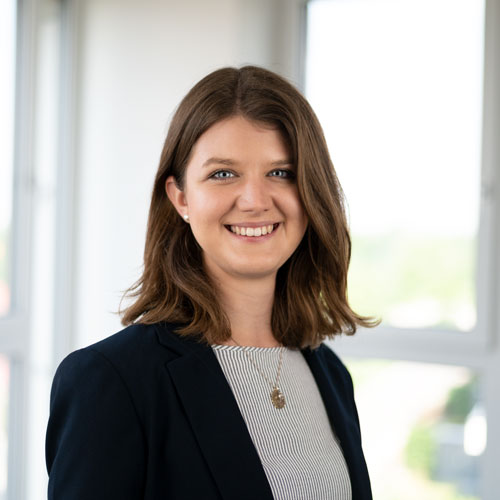 HR-Ansprechpartnerin Rebecca Benthin für Rückfragen zum Einstieg bei Constaff